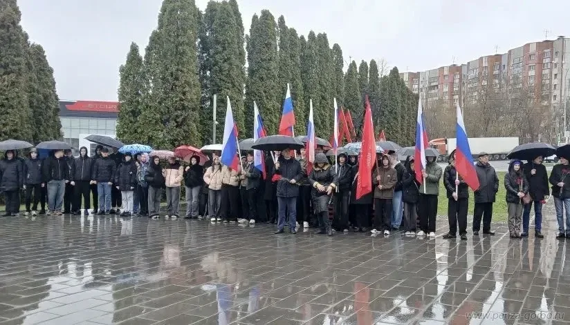 Несмотря на пасмурную погоду и дождь, в Пензе провели торжественный митинг в честь Первомая. Традици