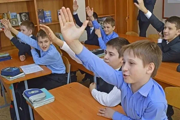 Завтра пензенские школьники вернутся за парту и снова начнут учиться в очном формате. Один день в не