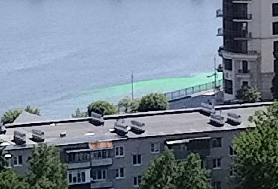 Какова красота! Сегодня вода в Суре окрасилась в необычный яркий цвет. Горожане уже начали бить трев
