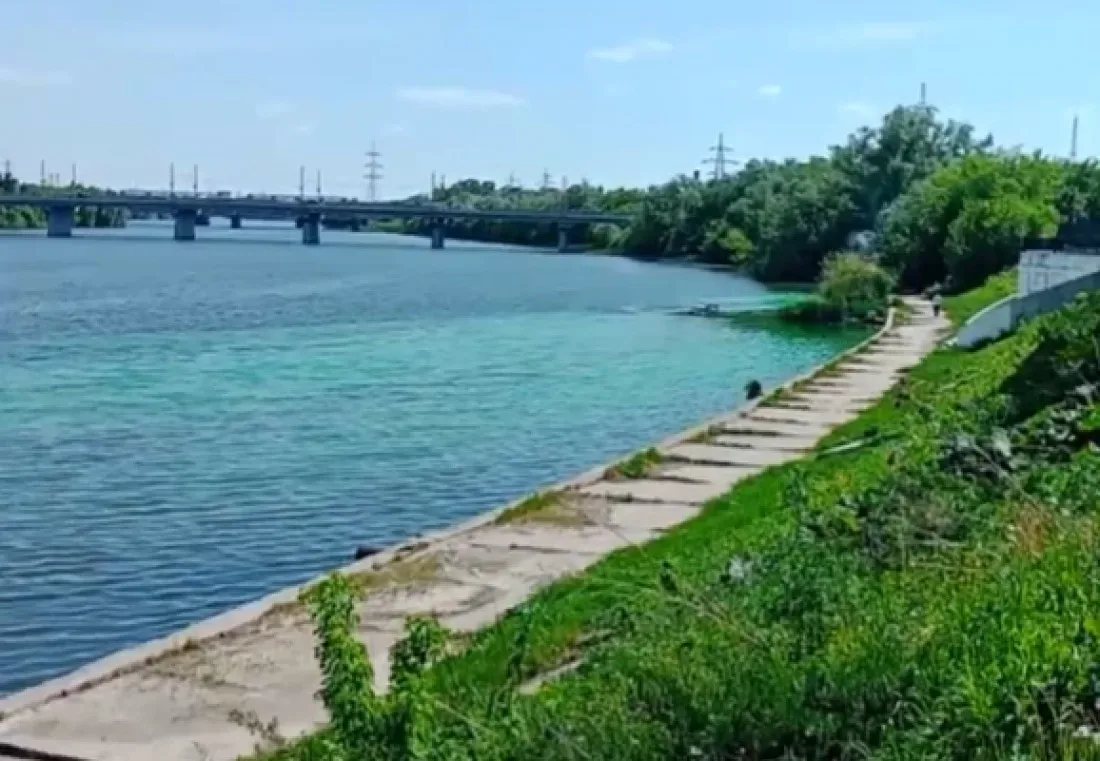 Какова красота! Сегодня вода в Суре окрасилась в необычный яркий цвет. Горожане уже начали бить трев
