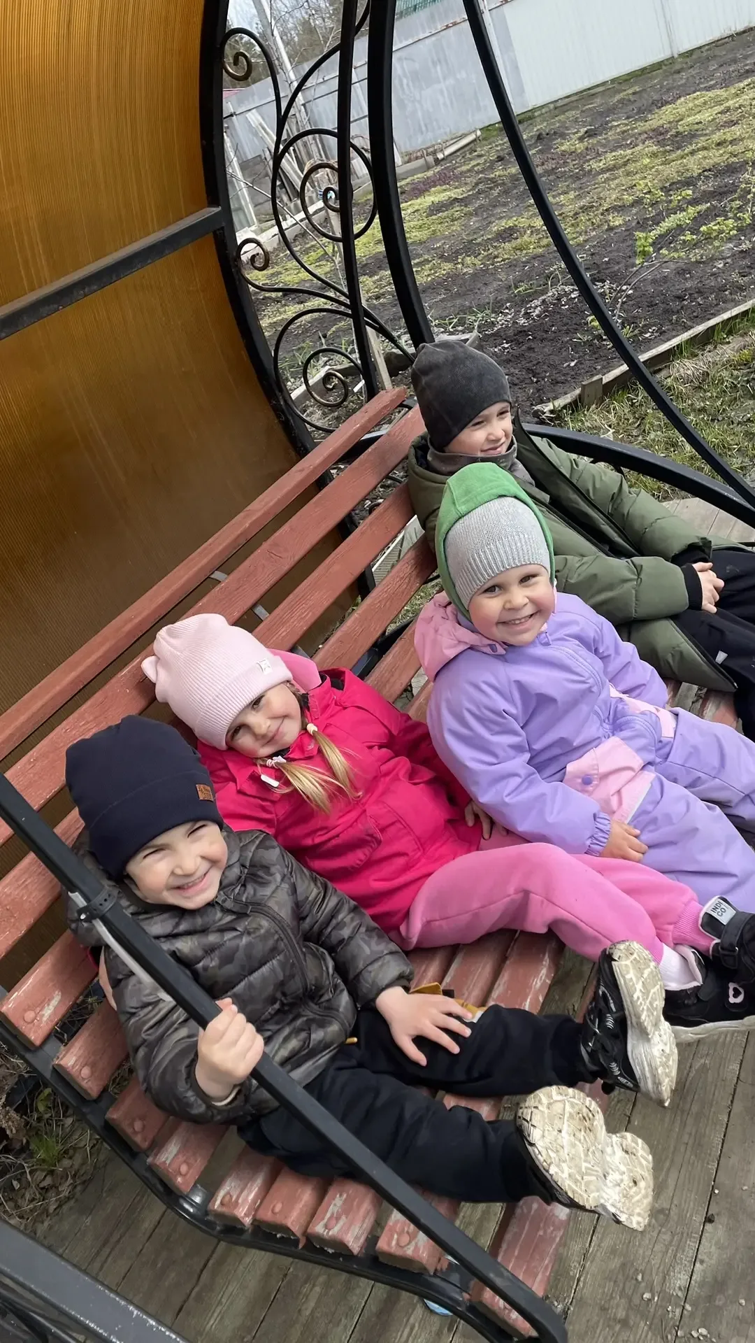 Пупсики сладкие наши🫶🏽 Забрали с кумой детей на дачу, ловим солнечные деньки  В воскресенье кстати у