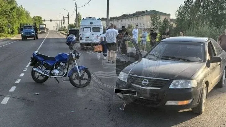 ❗️В Приволжске мотоциклист попал в больницу после ДТП с двумя автомобилями.  Авария произошла вечеро