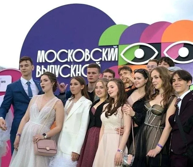 Большинство московских школьников ожидают подарок от родителей в размере 500 тыс. рублей за окончани