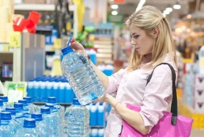 💦 Россияне массово начали экономить на воде.   Продажи бутилированной воды с начала года рухнули на 