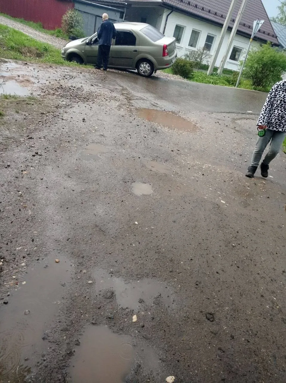 📩📤📥📨✉️Володиной 56, дедушка пожилой заехал в канаву и не может выехать, нужен трос и тот, кто вытяне