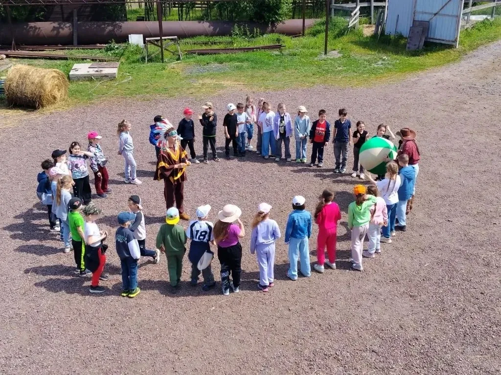 🐴 Увлекательное путешествие в мир лошадей!  Сегодня ученики 1А и 1Б классов побывали в гостях в конн