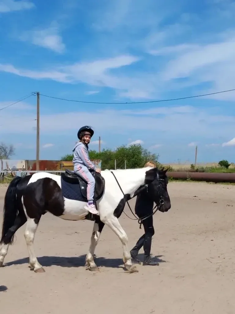 🐴 Увлекательное путешествие в мир лошадей!  Сегодня ученики 1А и 1Б классов побывали в гостях в конн