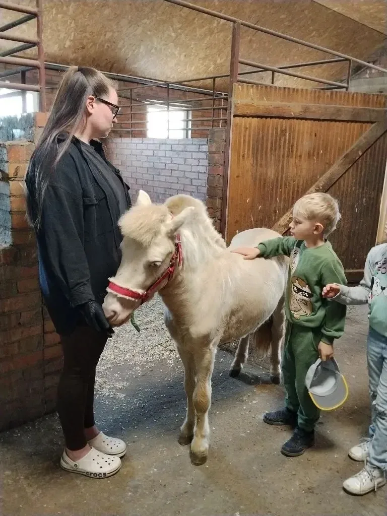 🐴 Увлекательное путешествие в мир лошадей!  Сегодня ученики 1А и 1Б классов побывали в гостях в конн