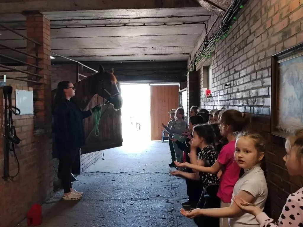 🐴 Увлекательное путешествие в мир лошадей!  Сегодня ученики 1А и 1Б классов побывали в гостях в конн
