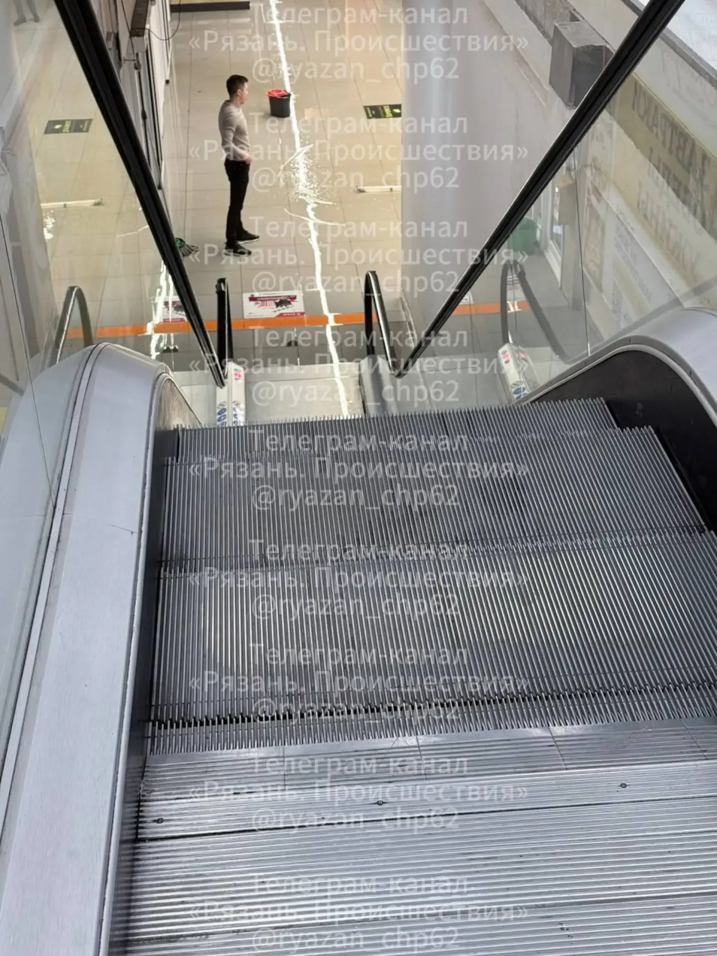 📥📥📥📥📥был пожар в магазине охота ,который находится внутри торговый центр барс.  Поддержать канал гол