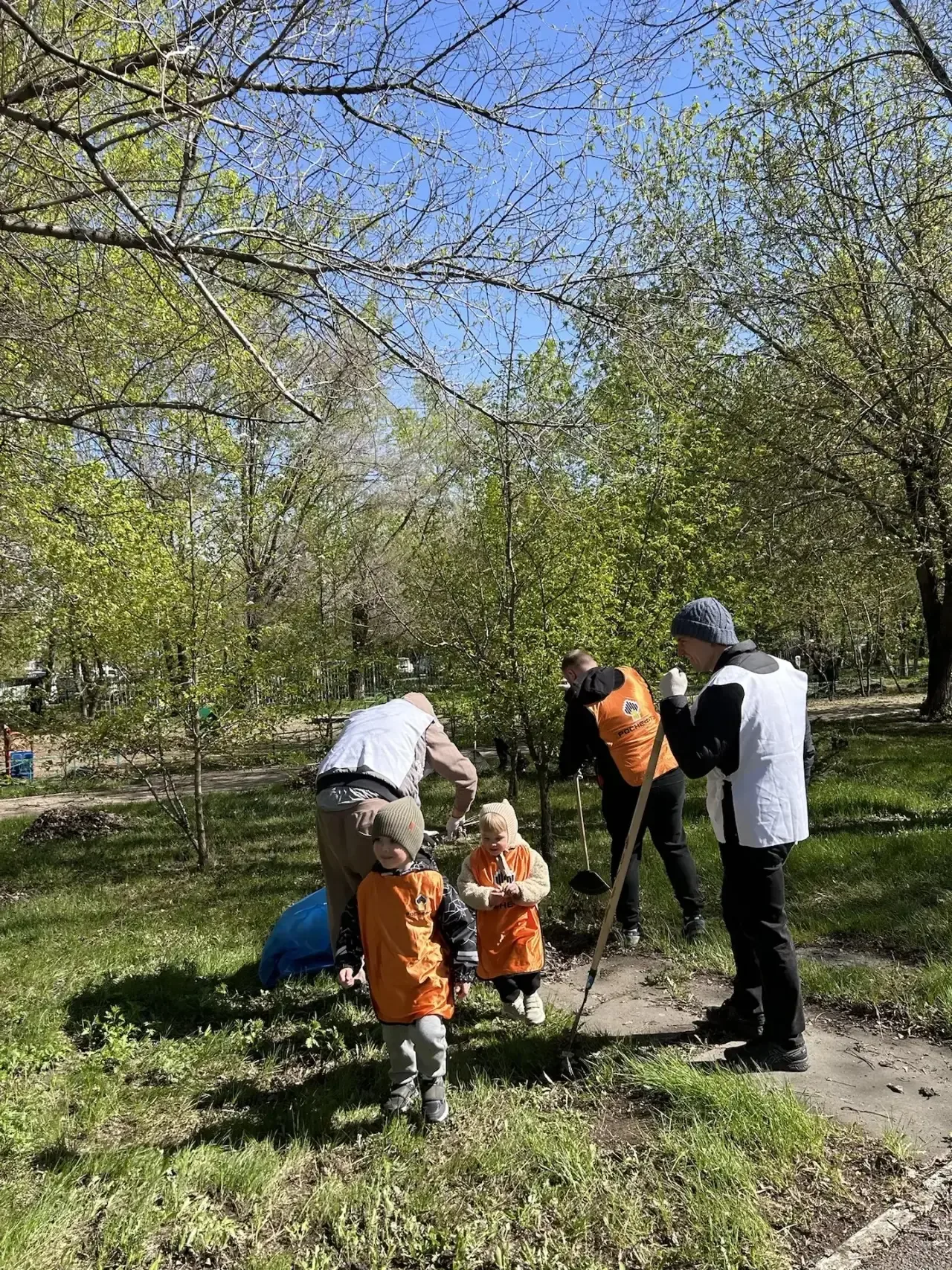 🌿 Добрые дела объединяют!  👏 Сотрудники «РН-Ванкор» провели городской субботник в детском реабилитац
