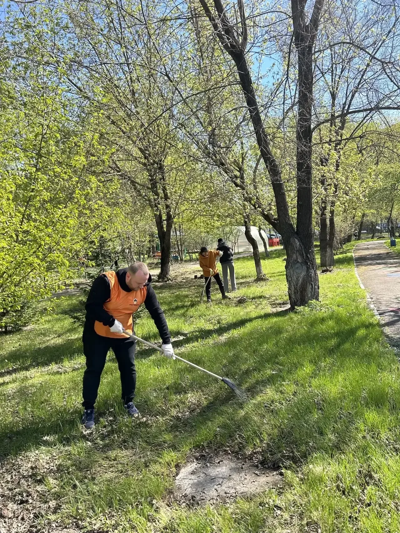 🌿 Добрые дела объединяют!  👏 Сотрудники «РН-Ванкор» провели городской субботник в детском реабилитац