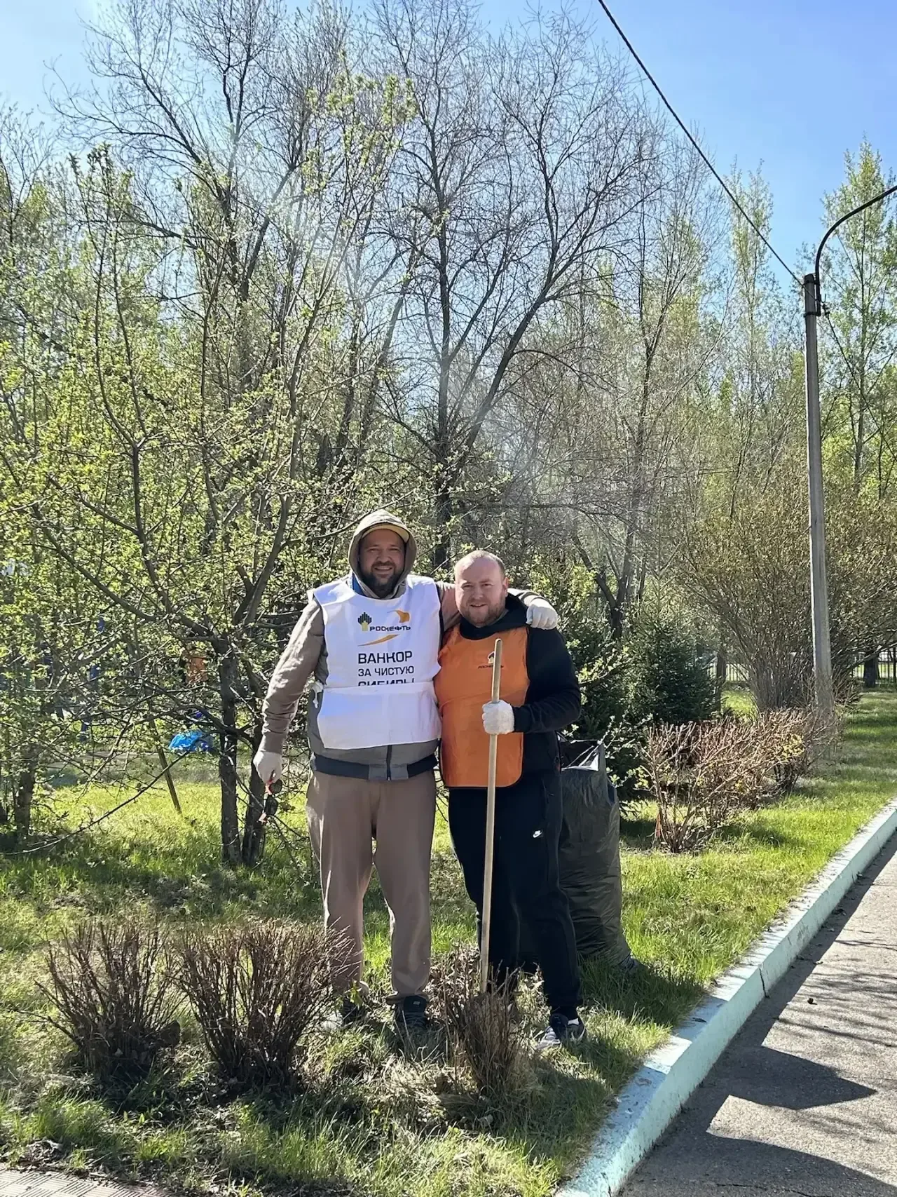 🌿 Добрые дела объединяют!  👏 Сотрудники «РН-Ванкор» провели городской субботник в детском реабилитац