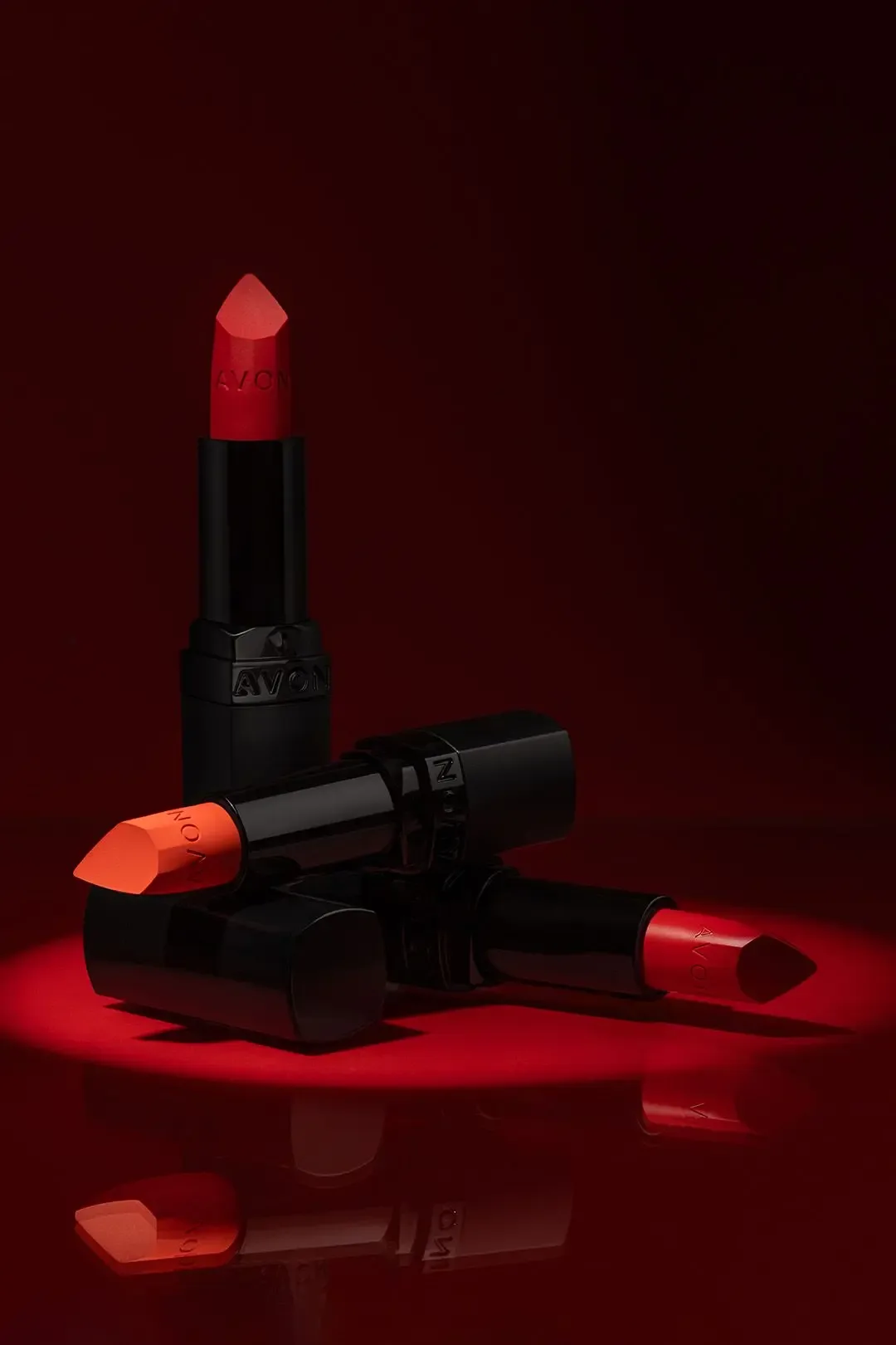 Красная помада — это заявление! 💄💋  И она может быть разной. В более теплом оттенке или в холодном. 