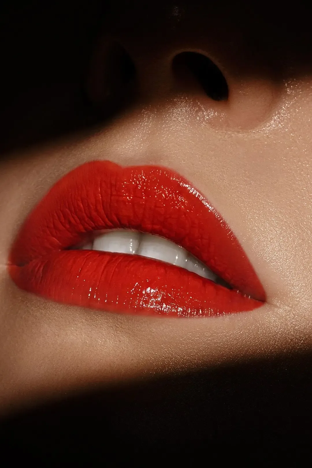 Красная помада — это заявление! 💄💋  И она может быть разной. В более теплом оттенке или в холодном. 