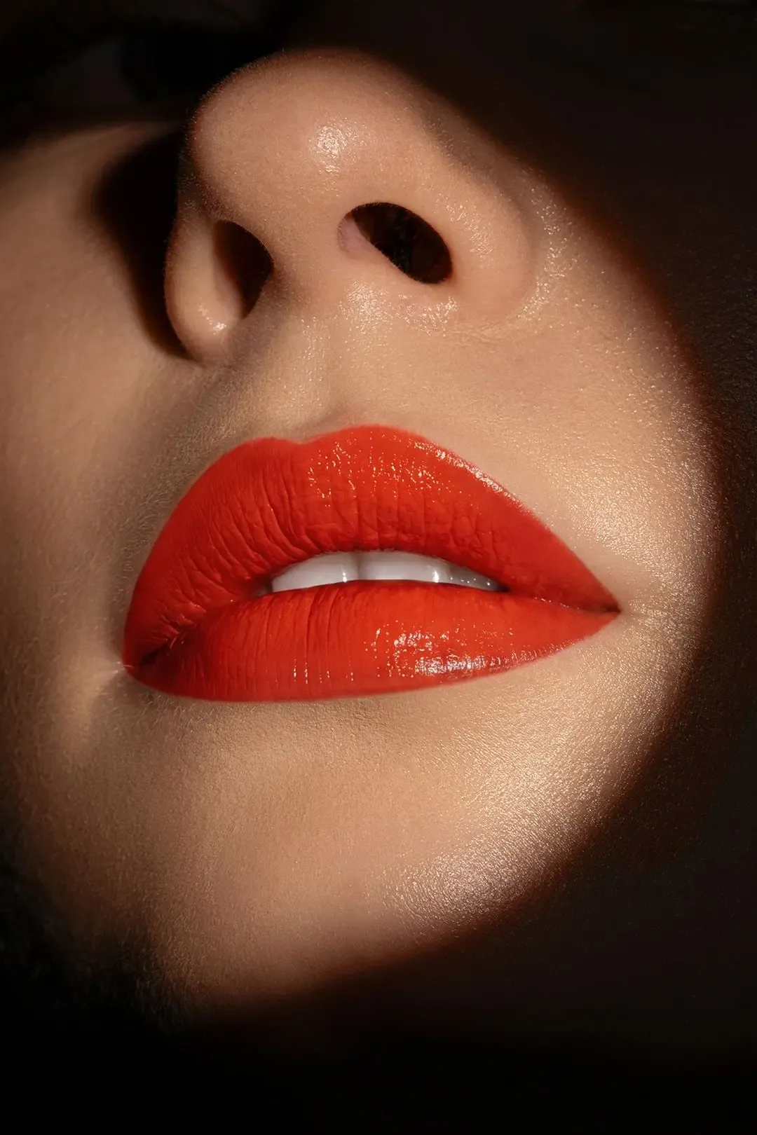 Красная помада — это заявление! 💄💋  И она может быть разной. В более теплом оттенке или в холодном. 
