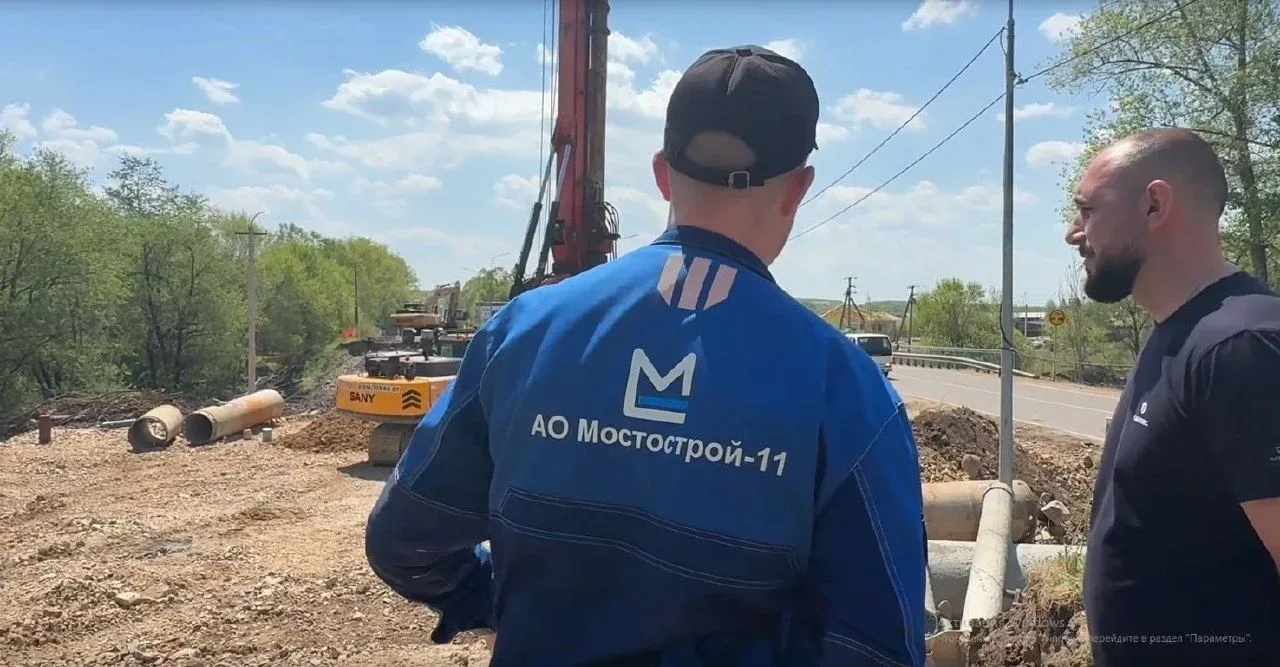 Минтранс Приморья сообщает: основательно приводим в порядок мост через реку Дачная по улице Стаханов