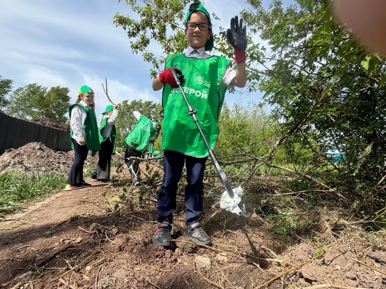 🌳 В Лениногорске прошла уборка в рамках #ЭКВЕСТ26  Команда «Зелёная планета» провела субботник на те