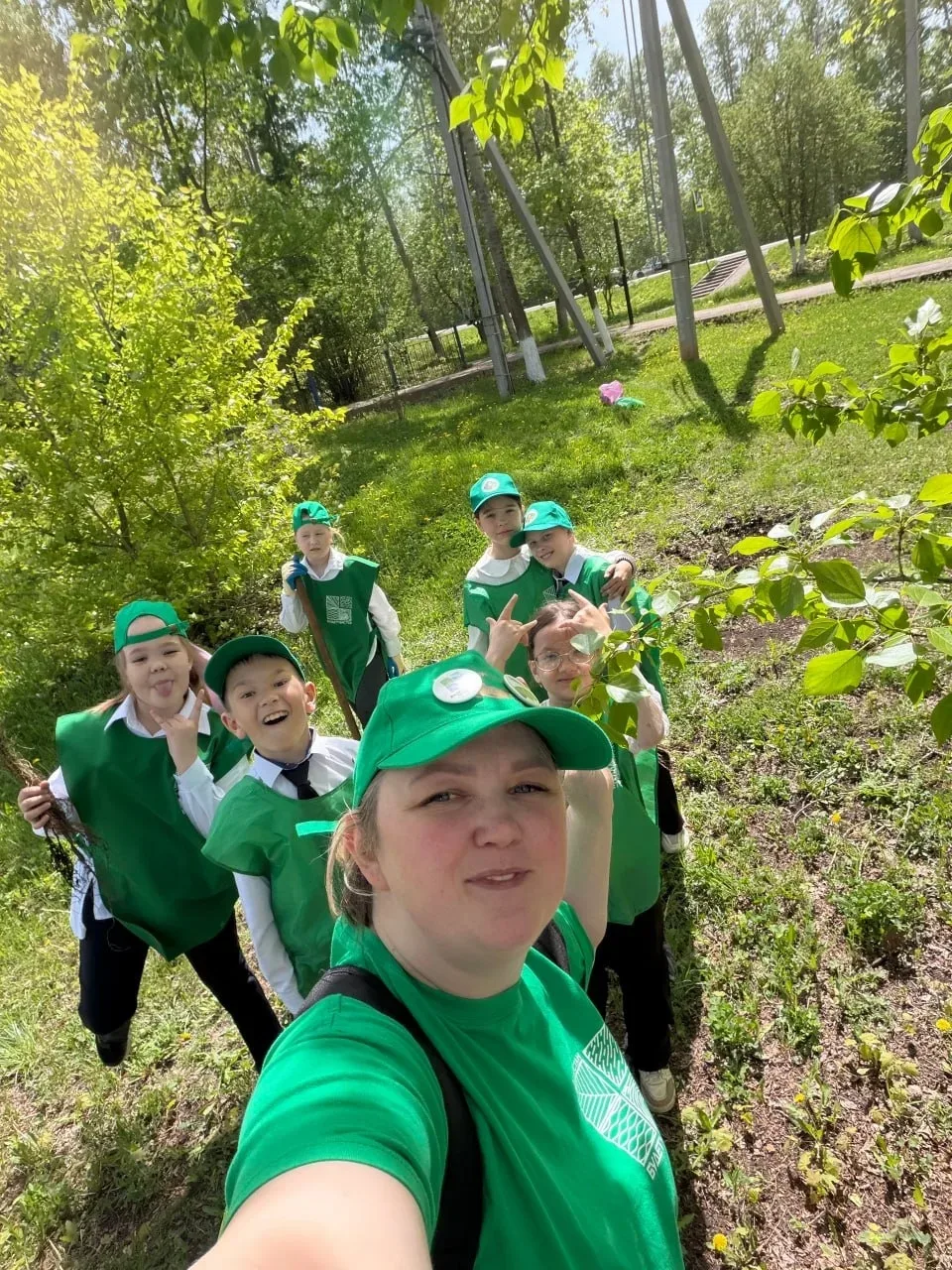 🌳 В Лениногорске прошла уборка в рамках #ЭКВЕСТ26  Команда «Зелёная планета» провела субботник на те