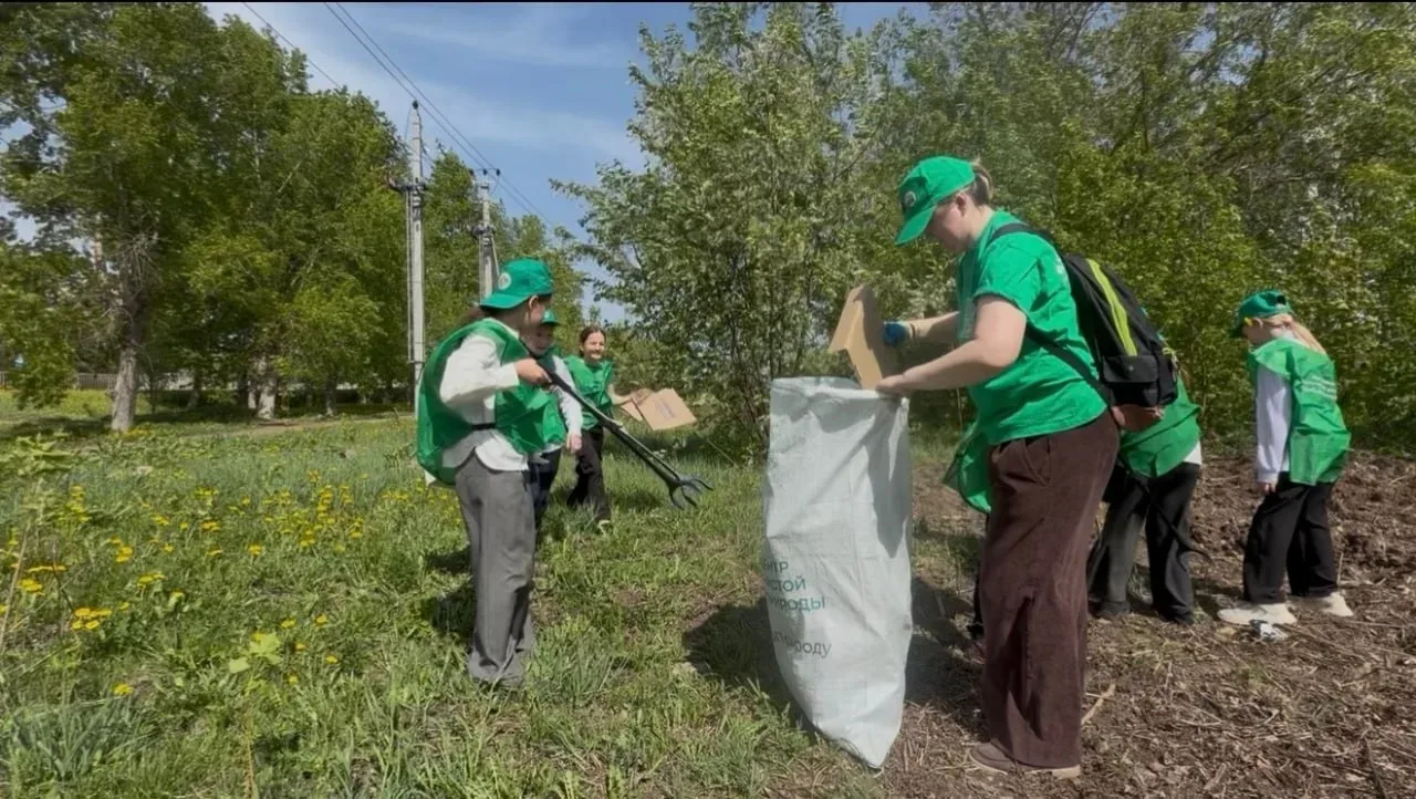 🌳 В Лениногорске прошла уборка в рамках #ЭКВЕСТ26  Команда «Зелёная планета» провела субботник на те