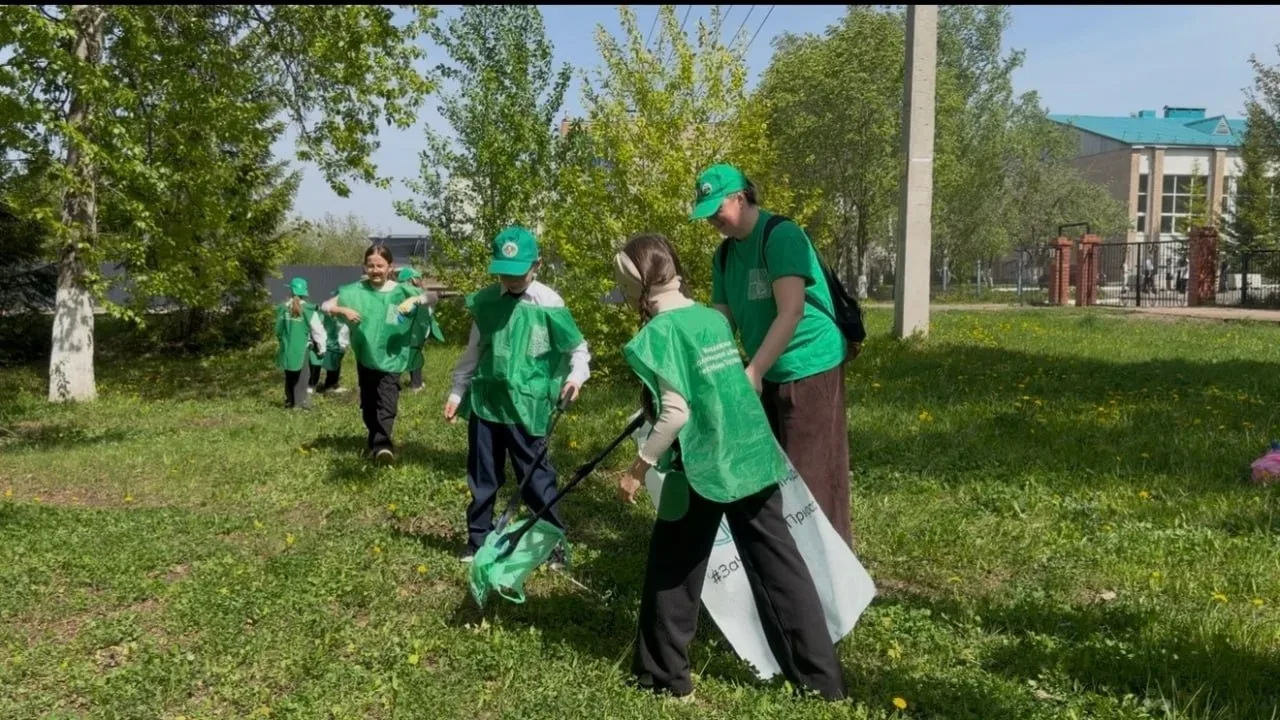 🌳 В Лениногорске прошла уборка в рамках #ЭКВЕСТ26  Команда «Зелёная планета» провела субботник на те