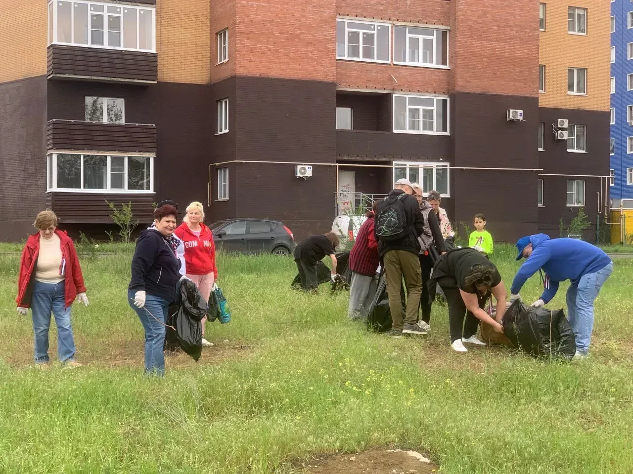 🧹 В 24-м округе состоялся экологический субботник, объединивший молодых и серебряных волонтёров. 👷‍♂