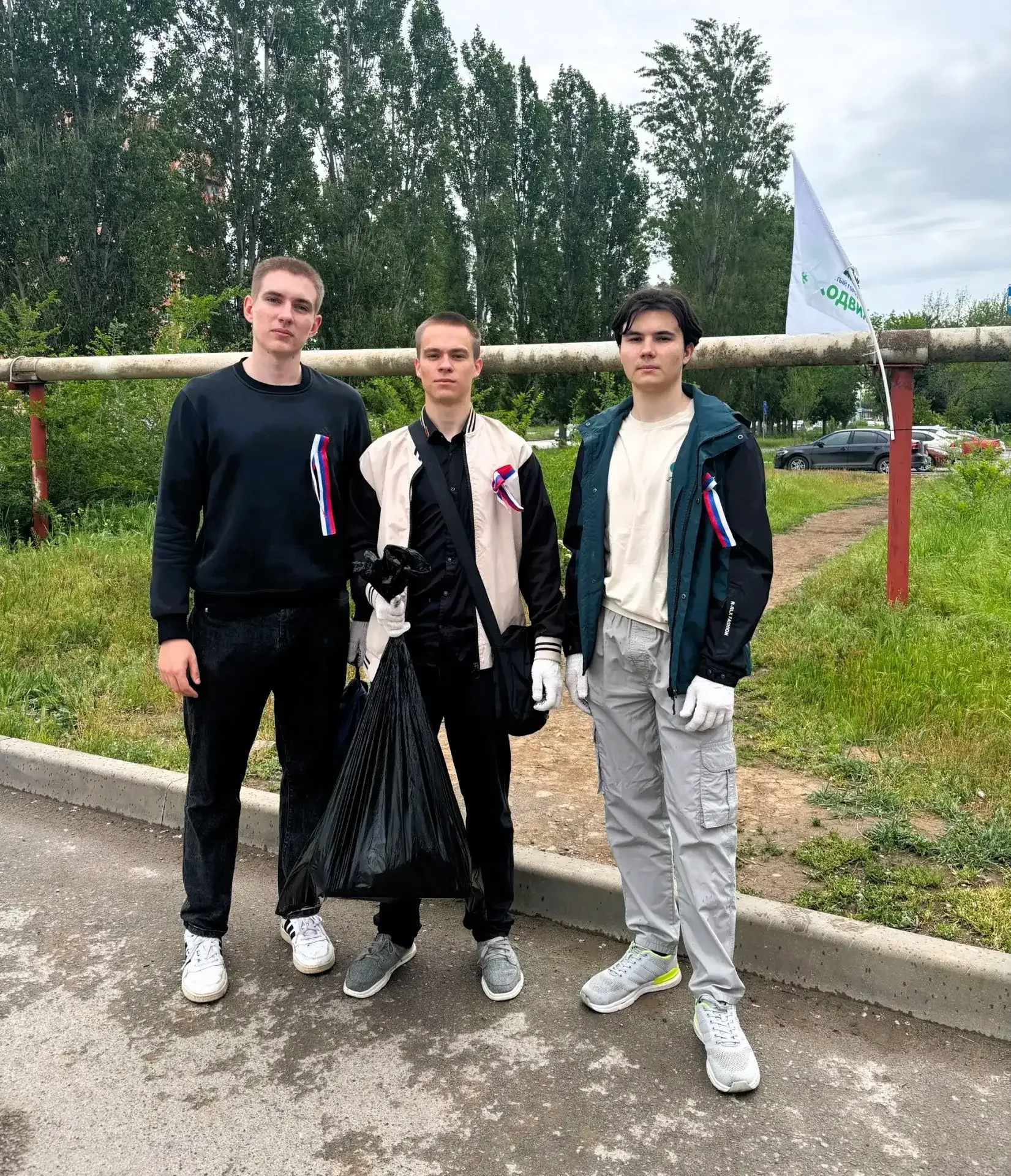 🧹 В 24-м округе состоялся экологический субботник, объединивший молодых и серебряных волонтёров. 👷‍♂