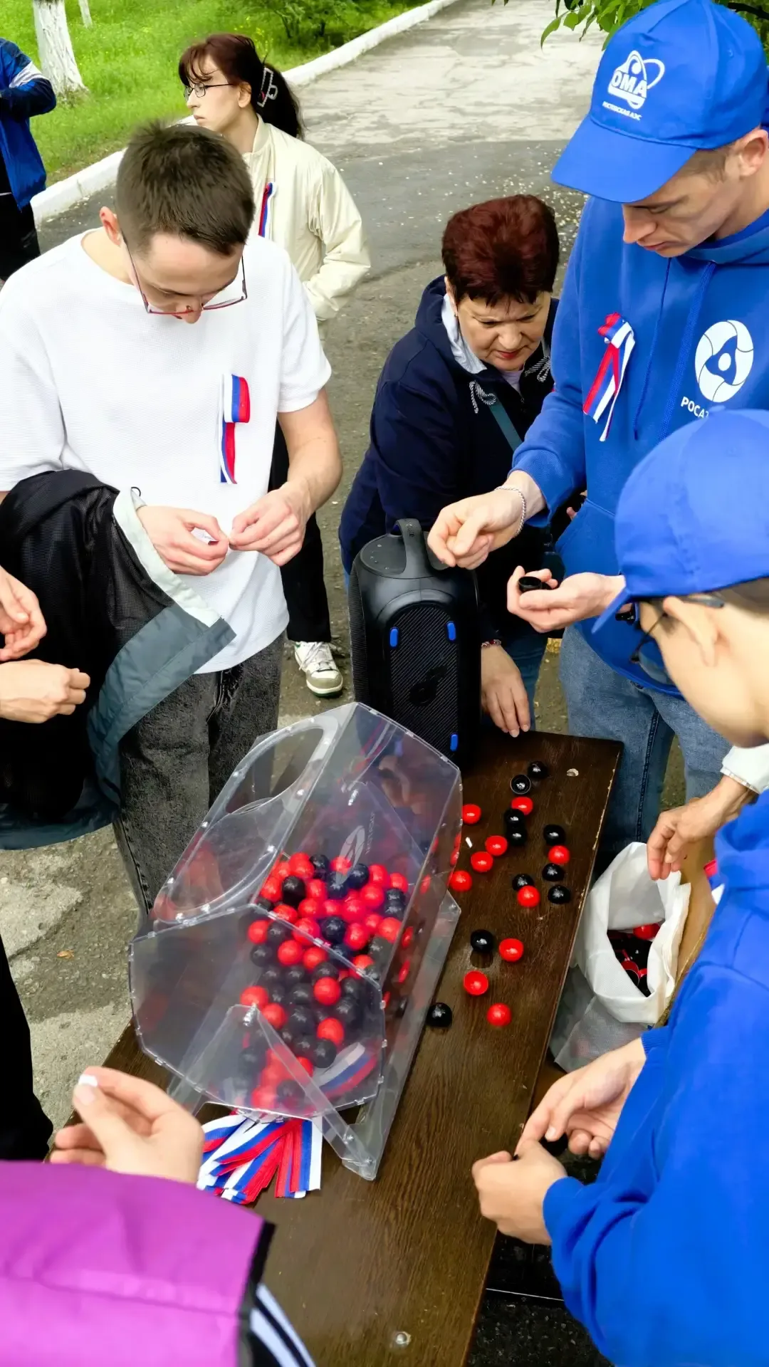 🧹 В 24-м округе состоялся экологический субботник, объединивший молодых и серебряных волонтёров. 👷‍♂