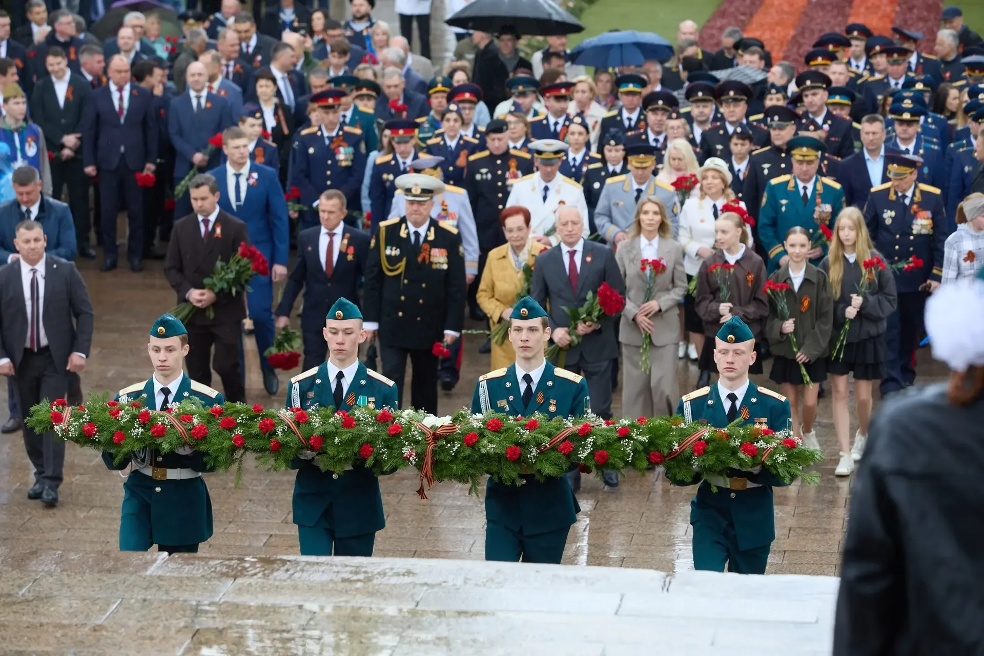 Память, объединяющая поколения  Утро 81-й годовщины Великой Победы началось с торжественной церемони