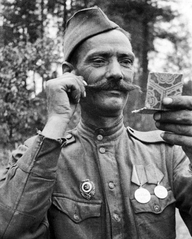 1 сентября 1944 года. Красноармеец Селедцов готовится к фотосъемке.   Фотограф: Василий Савранский. 