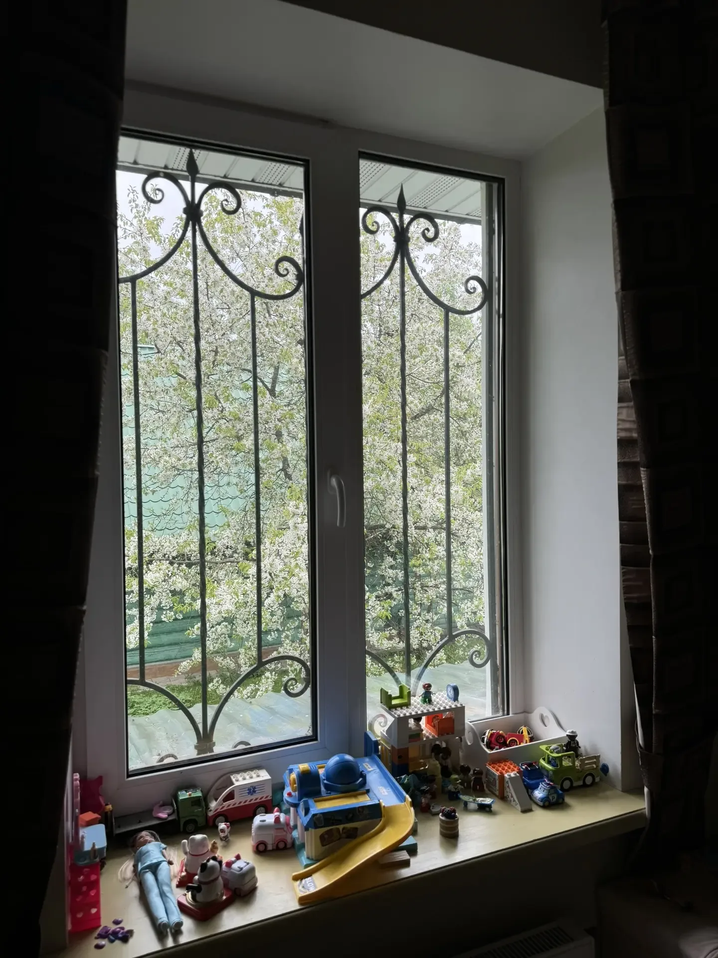 Доброе утро из дома ♥️  Приехали, а за окнами такая красота - все в цвету🌸 Кстати, аллергии уже нет 