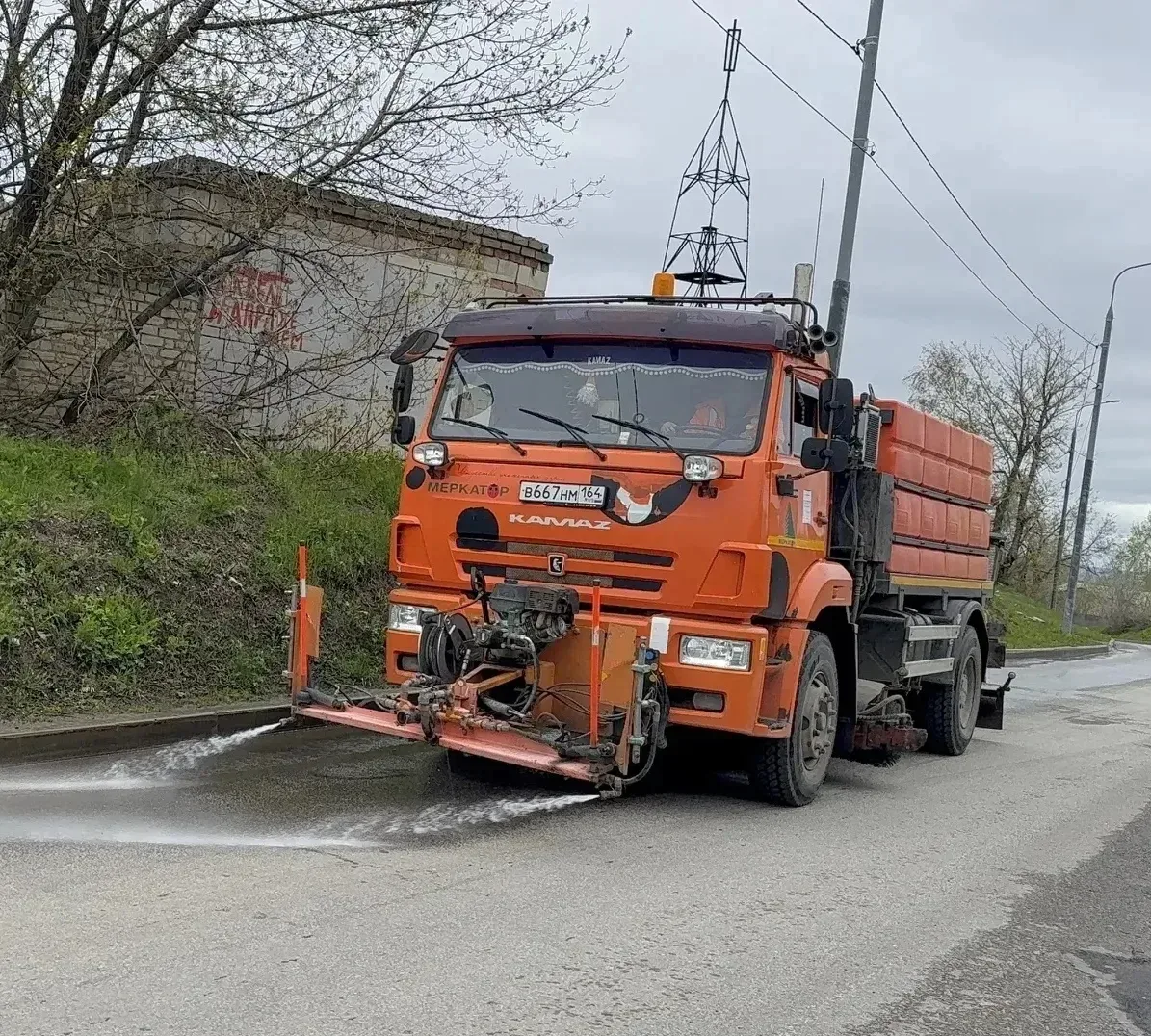 ✔️В Ленинском районе продолжаются мероприятия по благоустройству.  Осуществляются работы по механизи