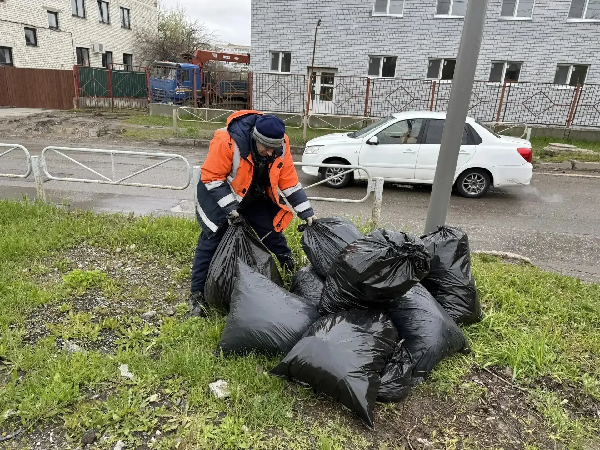 ✔️В Ленинском районе продолжаются мероприятия по благоустройству.  Осуществляются работы по механизи