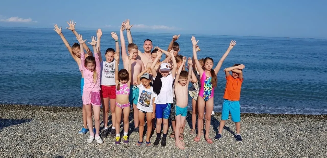 🌞 Друзья, делюсь нашими планами на лето!   Мы нашли идеальный бюджетный лагерь на берегу моря, куда 