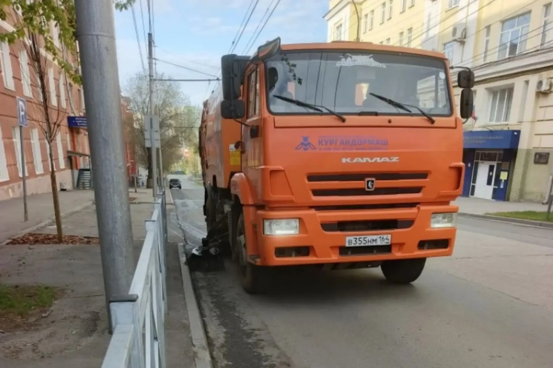 🧹Мероприятия по благоустройству в Октябрьском районе  В течение дня ведутся следующие виды работ:  ➡