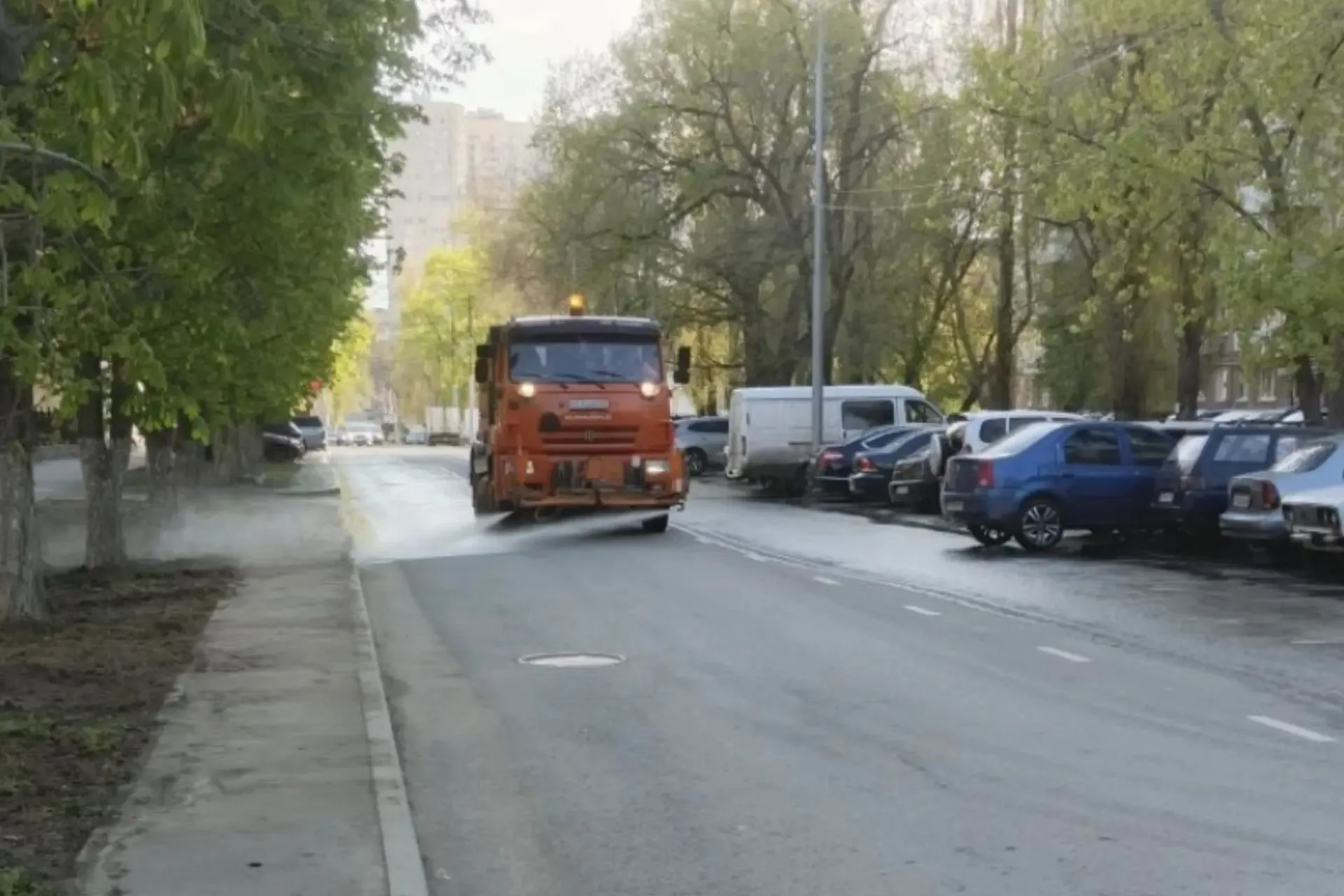 🧹Мероприятия по благоустройству в Октябрьском районе  В течение дня ведутся следующие виды работ:  ➡