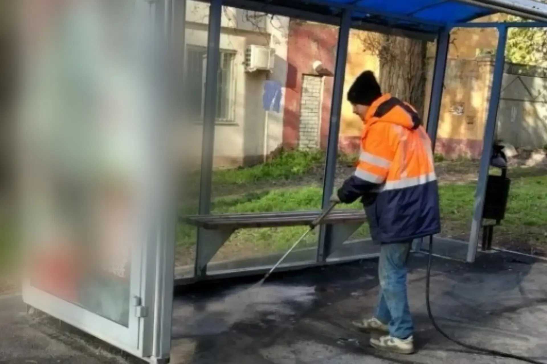 🧹Мероприятия по благоустройству в Октябрьском районе  В течение дня ведутся следующие виды работ:  ➡
