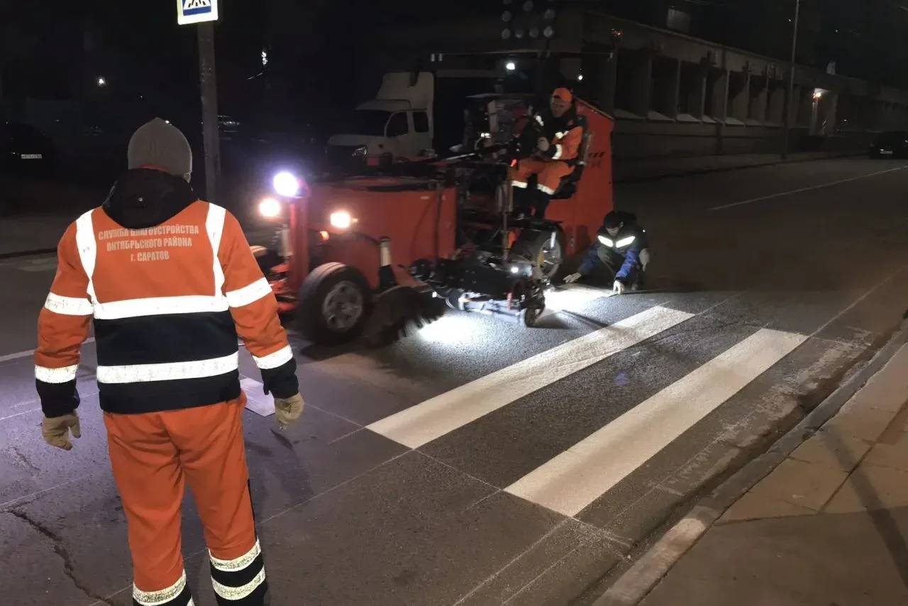 🚧Сотрудниками коммунальной службы продолжается работа по обновлению дорожной разметки  В ночное врем