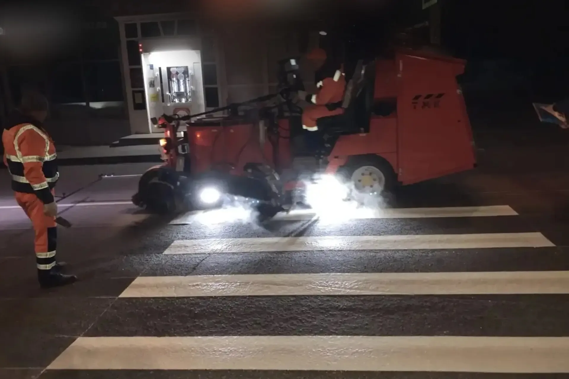 🚧Сотрудниками коммунальной службы продолжается работа по обновлению дорожной разметки  В ночное врем
