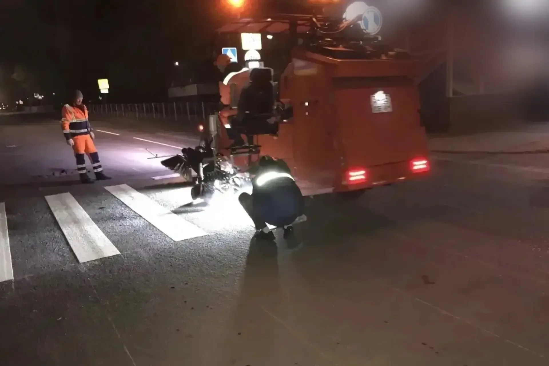 🚧Сотрудниками коммунальной службы продолжается работа по обновлению дорожной разметки  В ночное врем