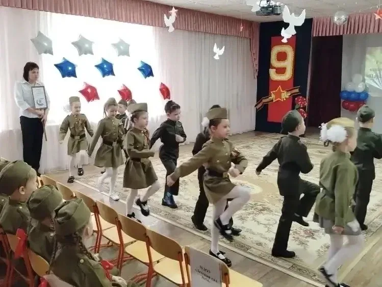 ⭐️Сегодня в дошкольных учреждениях нашего района прошёл смотр-конкурс строя и песни «Парад дошколят»