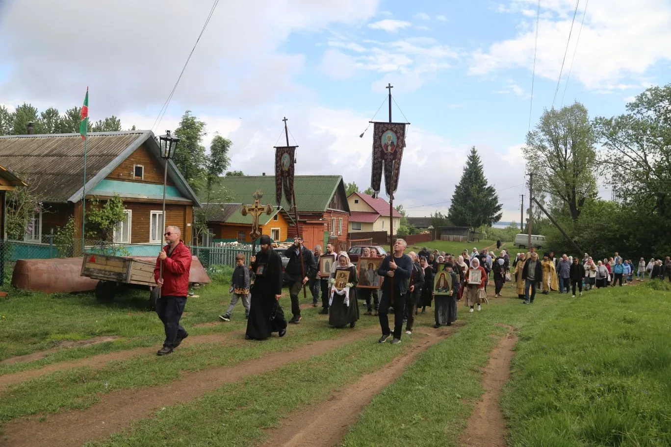 Дождь стеной хлестал во время литургии. Паломники переживали: «В такую погоду Крестного хода не буде
