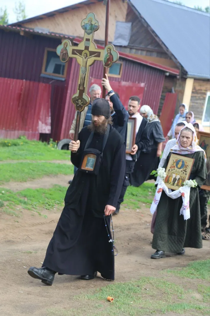 Дождь стеной хлестал во время литургии. Паломники переживали: «В такую погоду Крестного хода не буде
