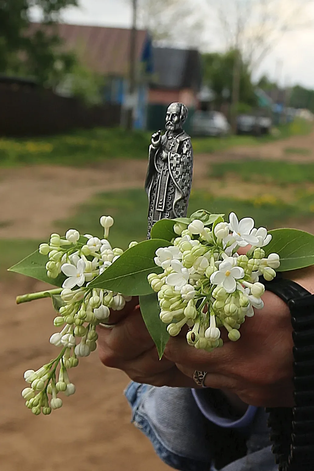 Дождь стеной хлестал во время литургии. Паломники переживали: «В такую погоду Крестного хода не буде