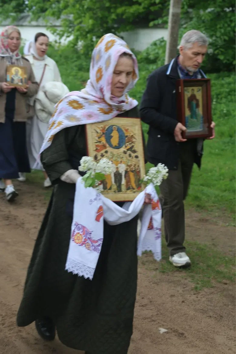 Дождь стеной хлестал во время литургии. Паломники переживали: «В такую погоду Крестного хода не буде