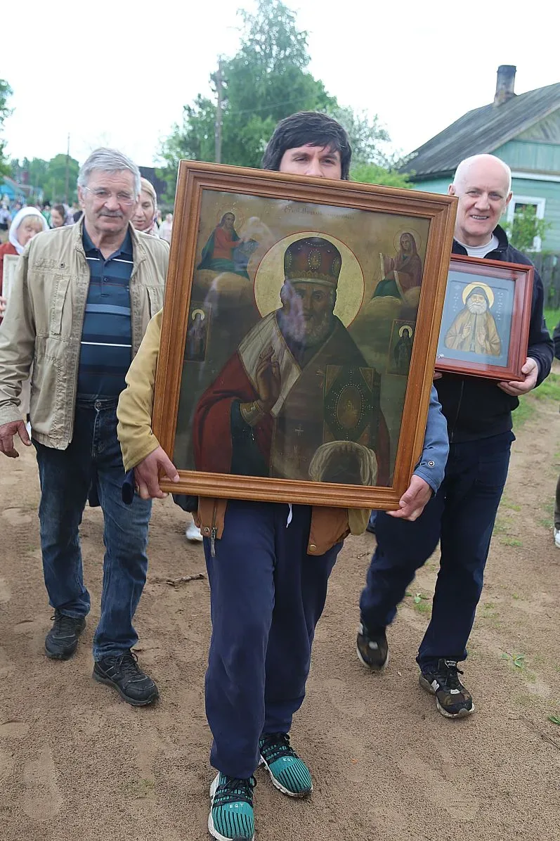 Дождь стеной хлестал во время литургии. Паломники переживали: «В такую погоду Крестного хода не буде