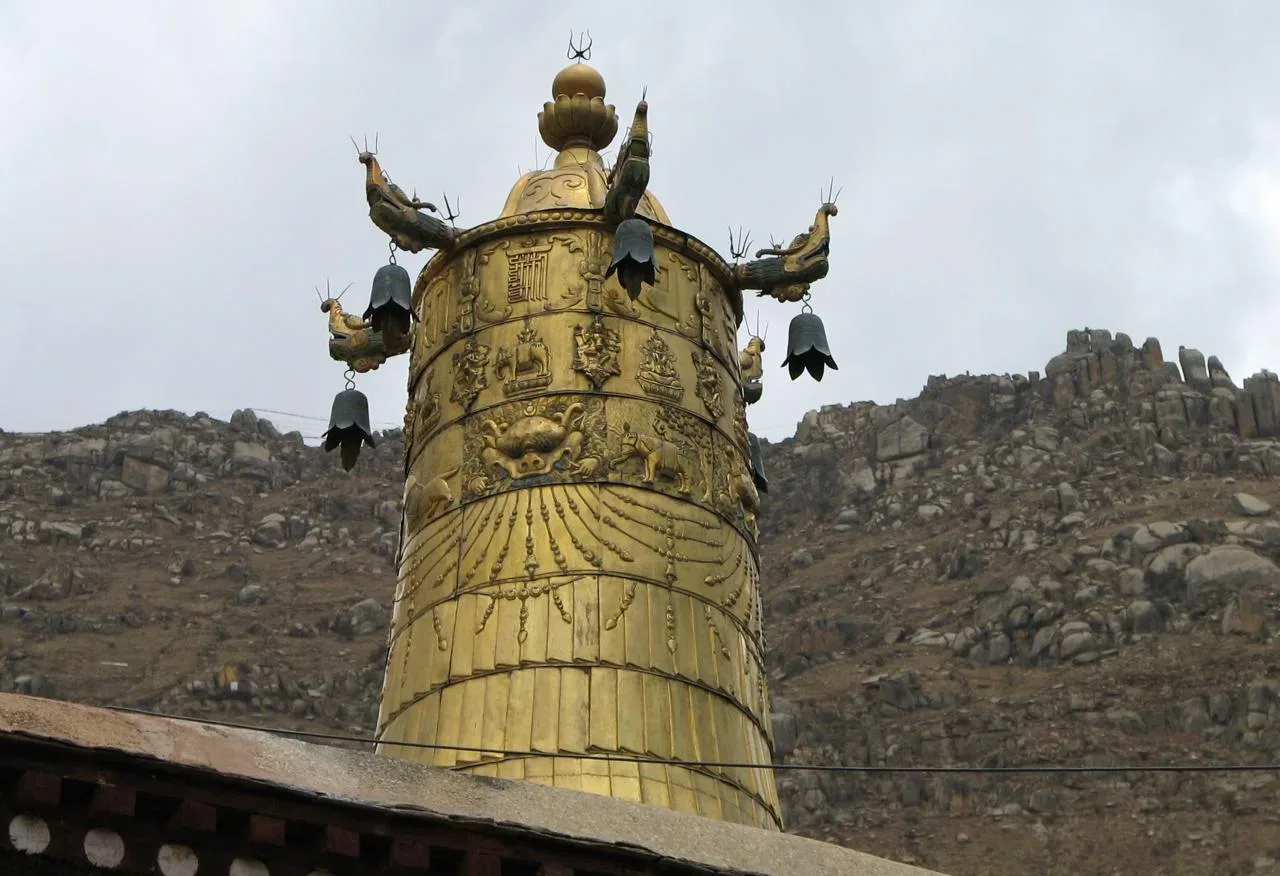 Монастырь Сэра в Лхасе, Китай 🇨🇳  🔹 Монастырь Сэра или Сера - один из крупнейших буддийских монастыр