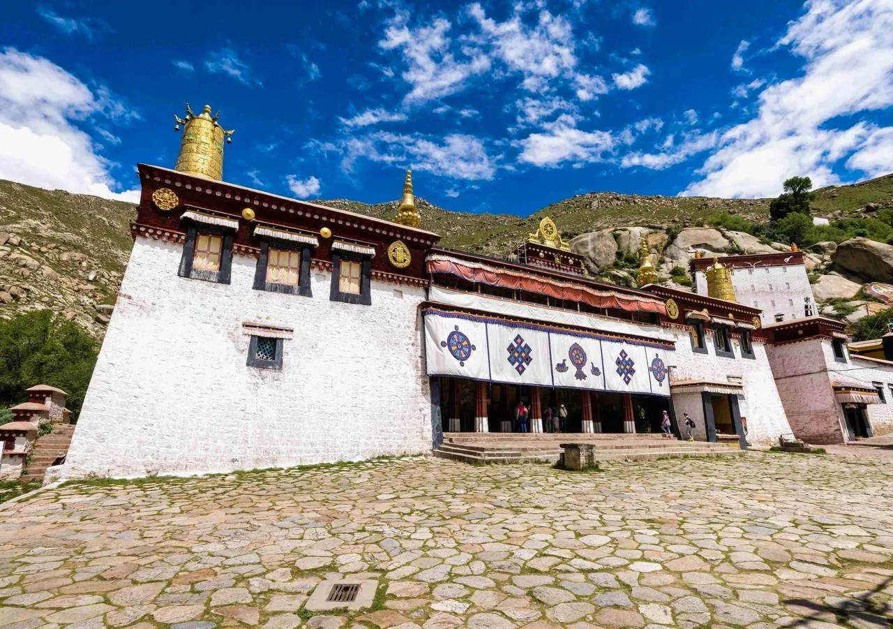 Монастырь Сэра в Лхасе, Китай 🇨🇳  🔹 Монастырь Сэра или Сера - один из крупнейших буддийских монастыр