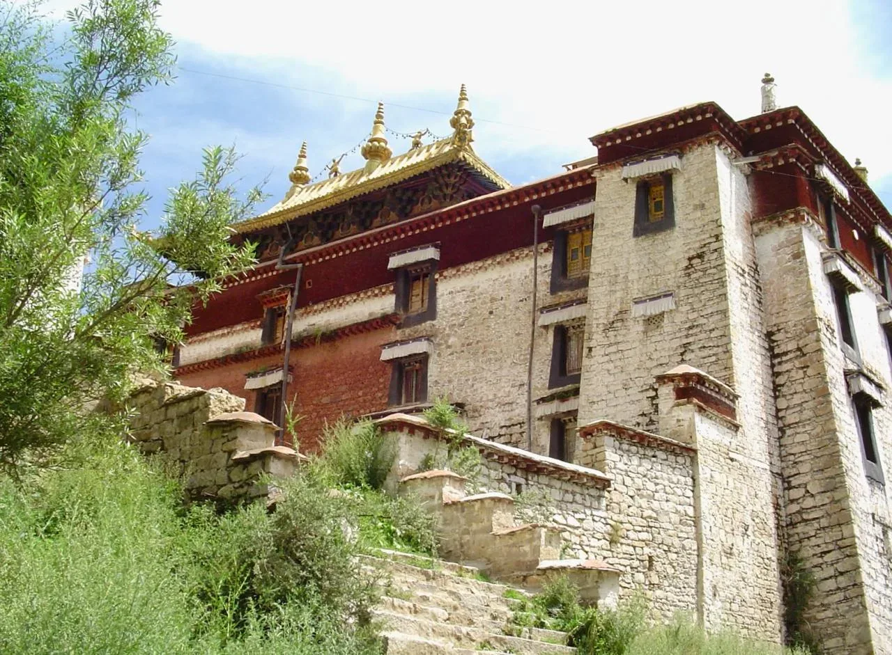 Монастырь Сэра в Лхасе, Китай 🇨🇳  🔹 Монастырь Сэра или Сера - один из крупнейших буддийских монастыр