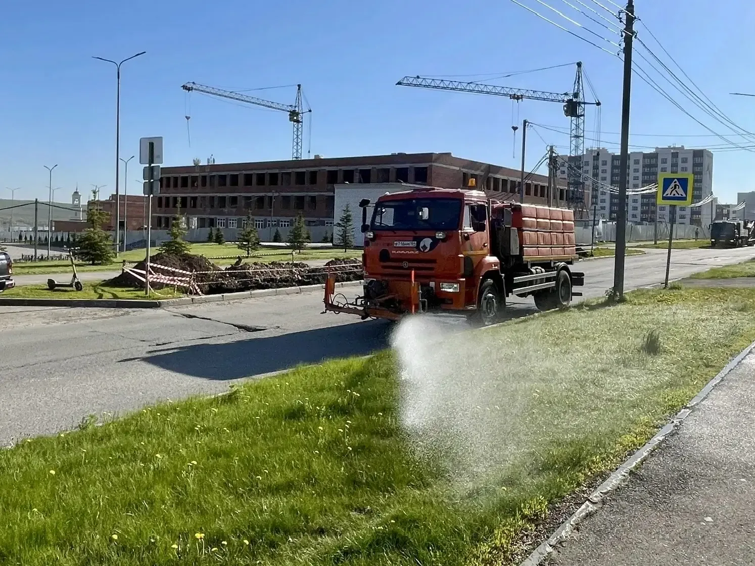 🌳 Продолжаем благоустройство территории района  🔸️Очищаем и поливаем зелёные зоны; 🔸️Проводим подмет